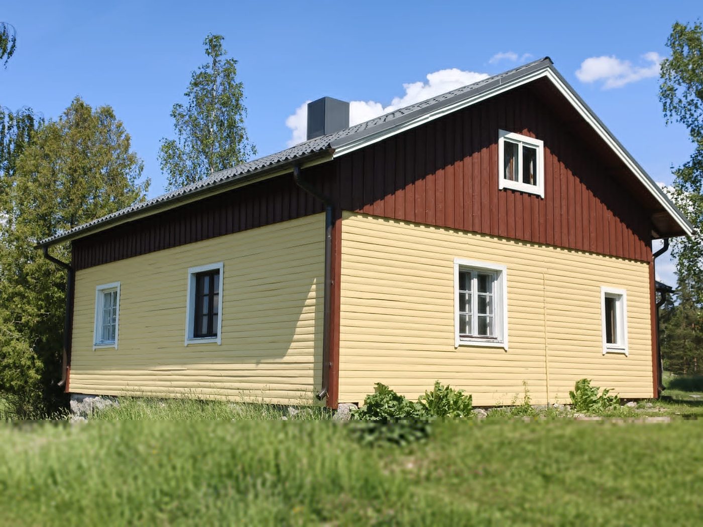 Kunnostettu hirsitalo lähikuvassa